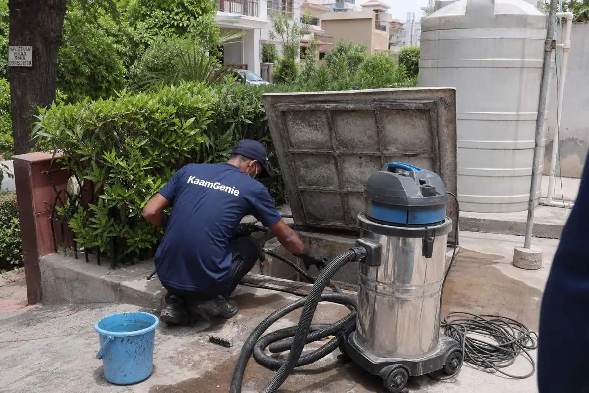 KaamGenie crew cleaning a underground sump in Navjeevan Vihar, Delhi