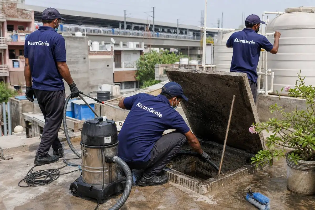KaamGenie crew cleaning a underground sump in Nawada, Delhi