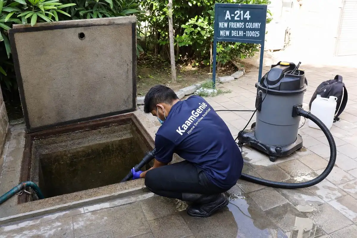 KaamGenie crew cleaning a underground sump in New Friends Colony, Delhi