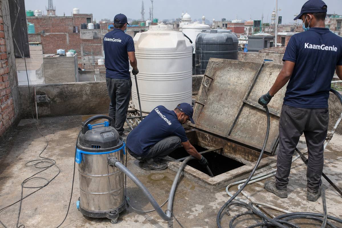 KaamGenie crew cleaning a underground sump in New Usmanpur, Delhi