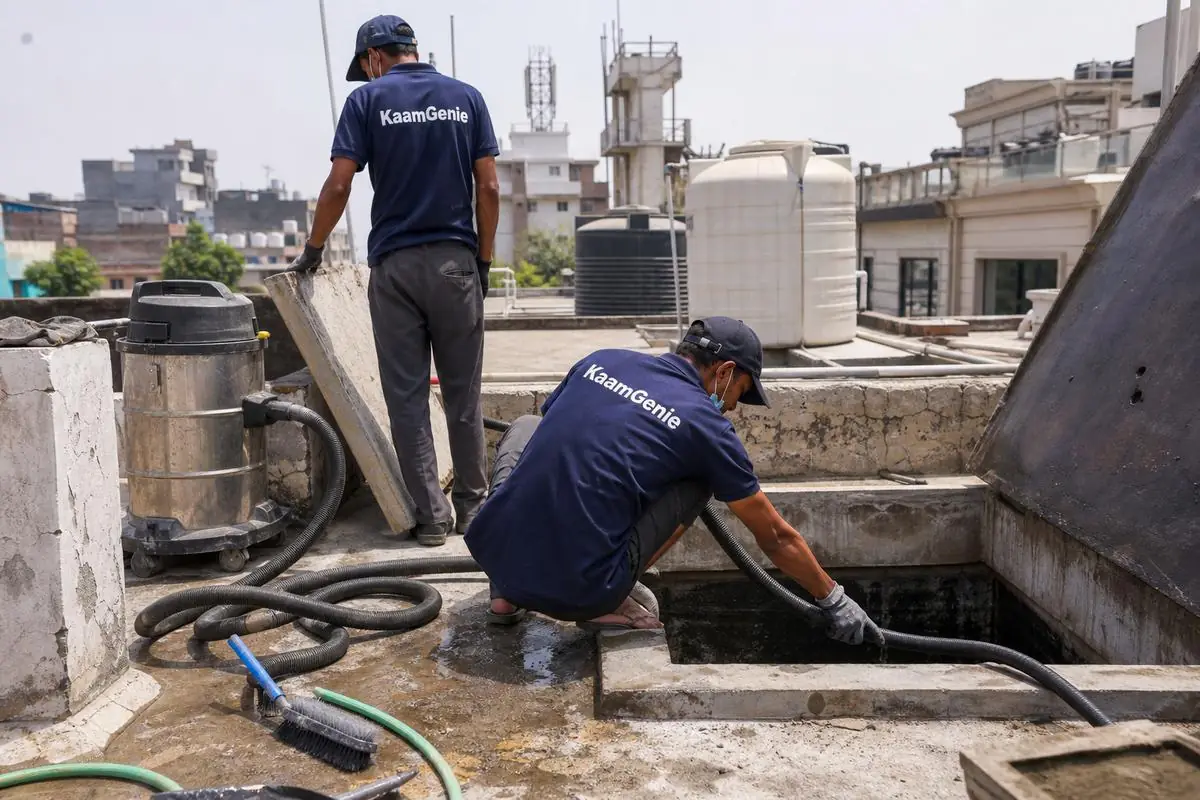 KaamGenie crew cleaning a underground sump in Nirman Vihar, Delhi