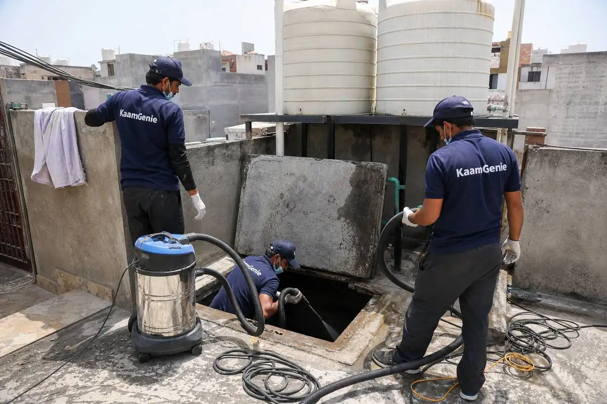 KaamGenie crew cleaning a underground sump in Noor Nagar, Delhi