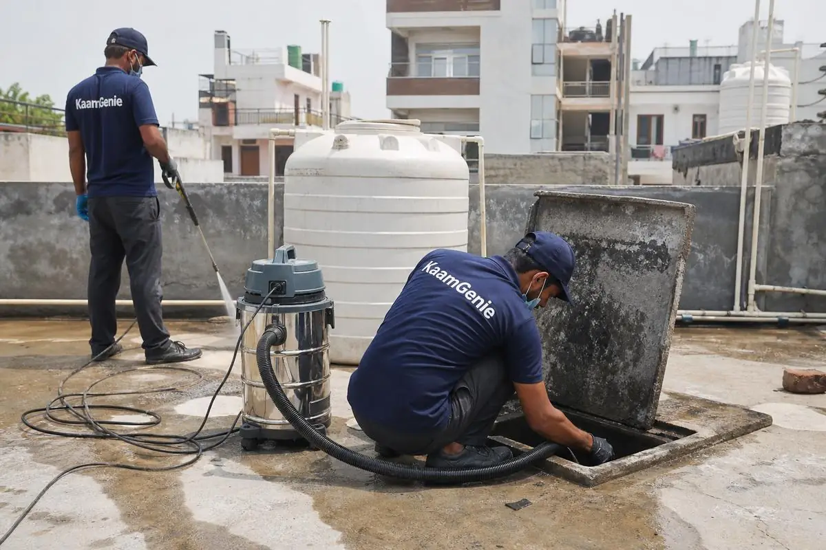 KaamGenie crew cleaning a underground sump in Okhla Vihar, Delhi