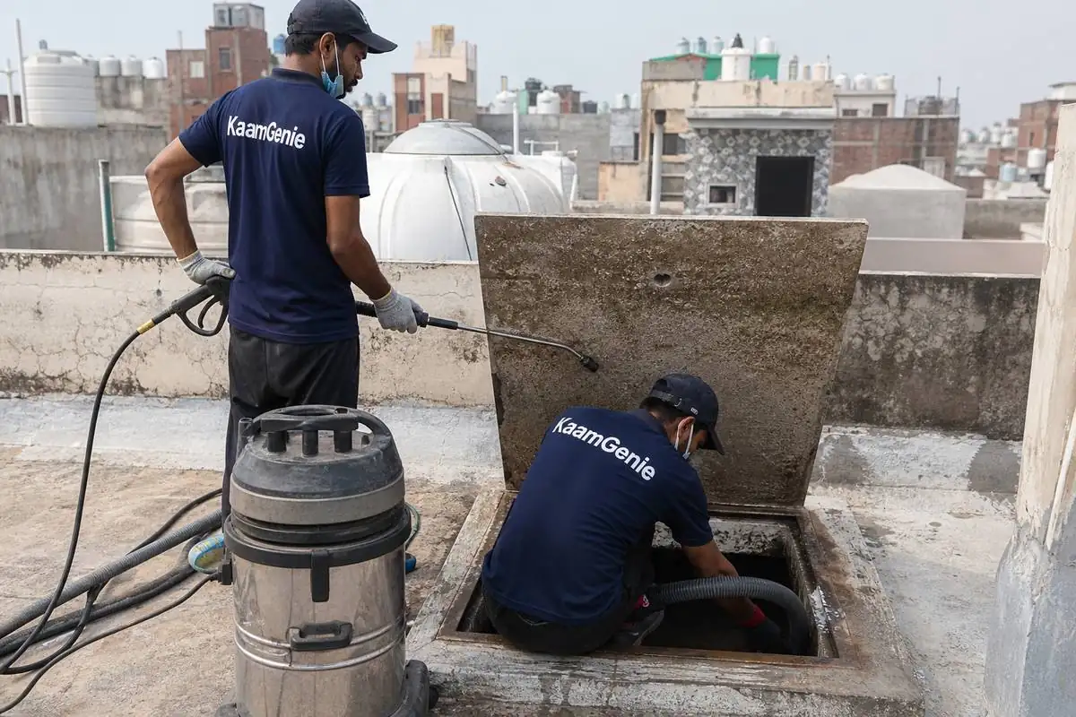 KaamGenie crew cleaning a underground sump in Padam Nagar (Kishan Ganj), Delhi