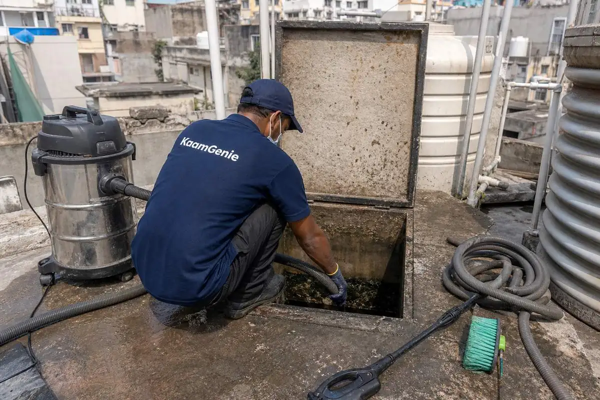 KaamGenie crew cleaning a underground sump in Paharganj, Delhi