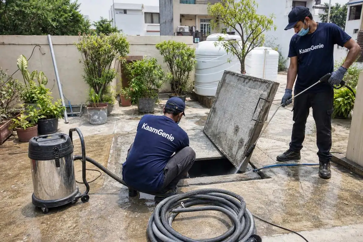 KaamGenie crew cleaning a underground sump in Pamposh Enclave, Delhi
