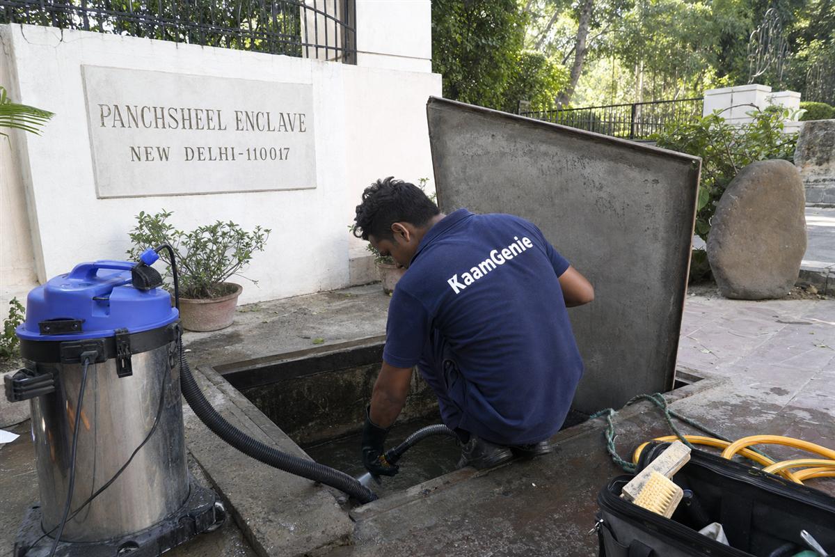 KaamGenie crew cleaning a underground sump in Panchsheel Enclave, Delhi
