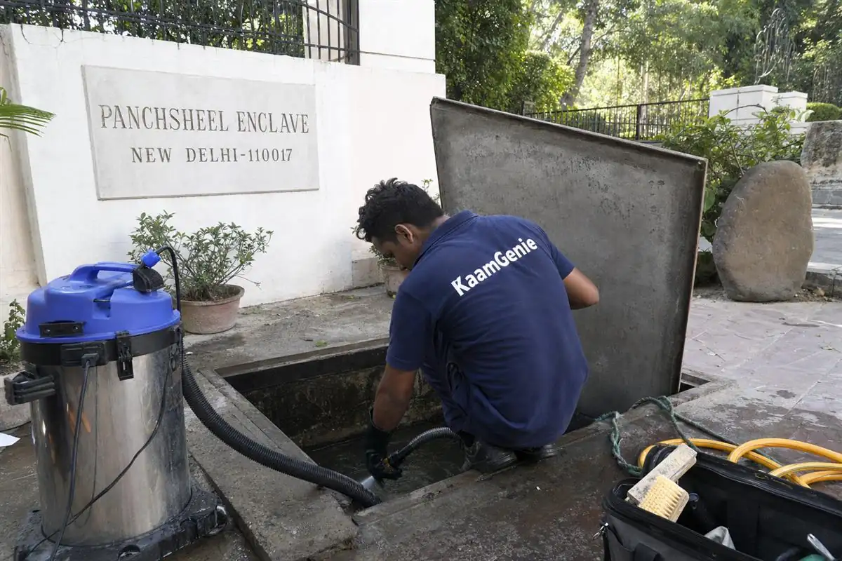 KaamGenie crew cleaning a underground sump in Panchsheel Enclave, Delhi