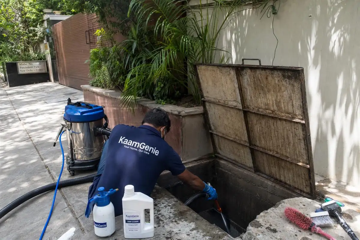 KaamGenie crew cleaning a underground sump in Panchsheel Park, Delhi