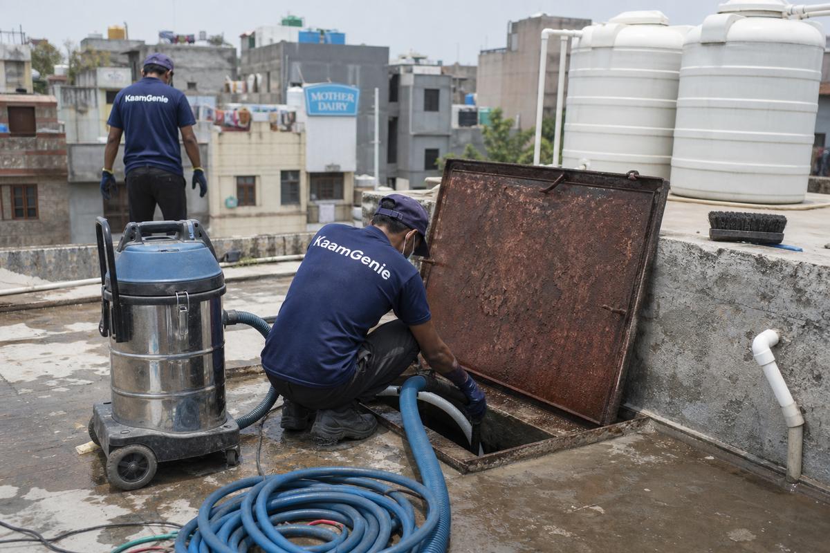KaamGenie crew cleaning a underground sump in Pandav Nagar, Delhi