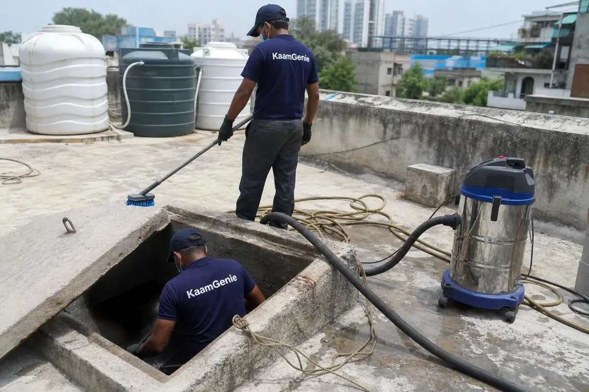 KaamGenie crew cleaning a underground sump in Patparganj, Delhi