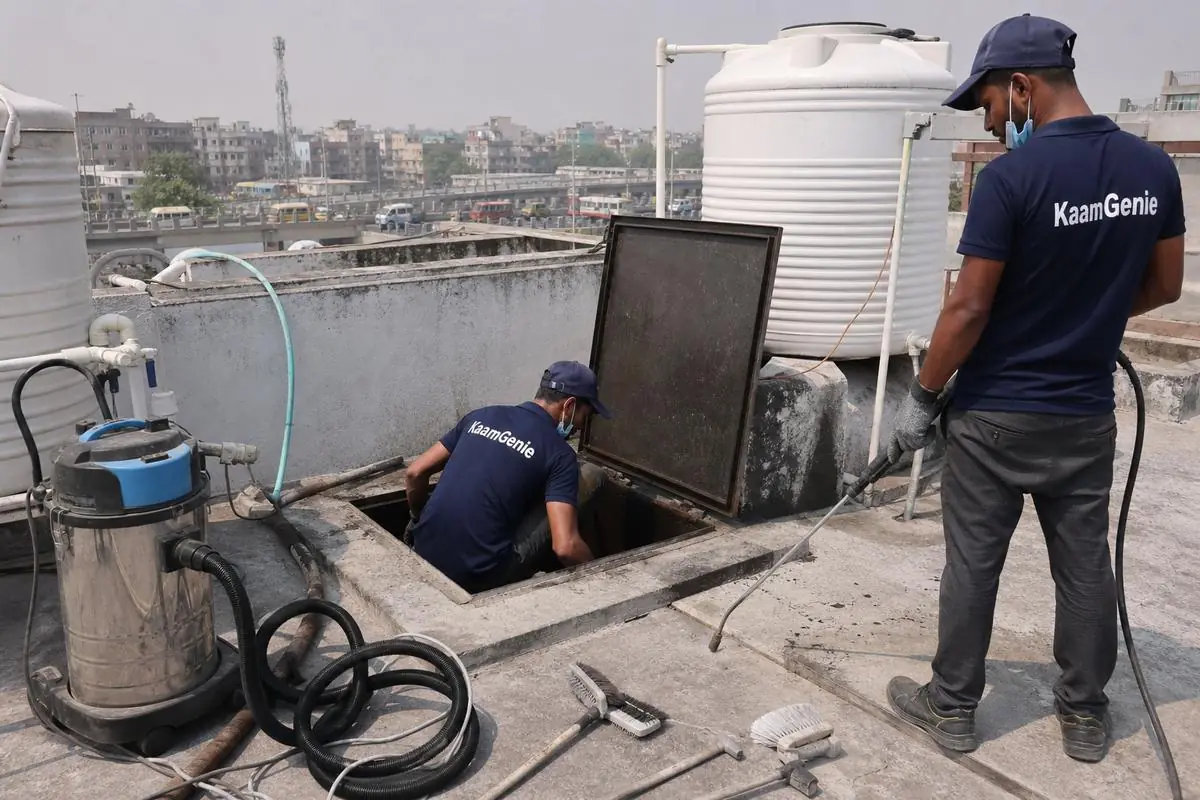 KaamGenie crew cleaning a underground sump in Peeragarhi, Delhi