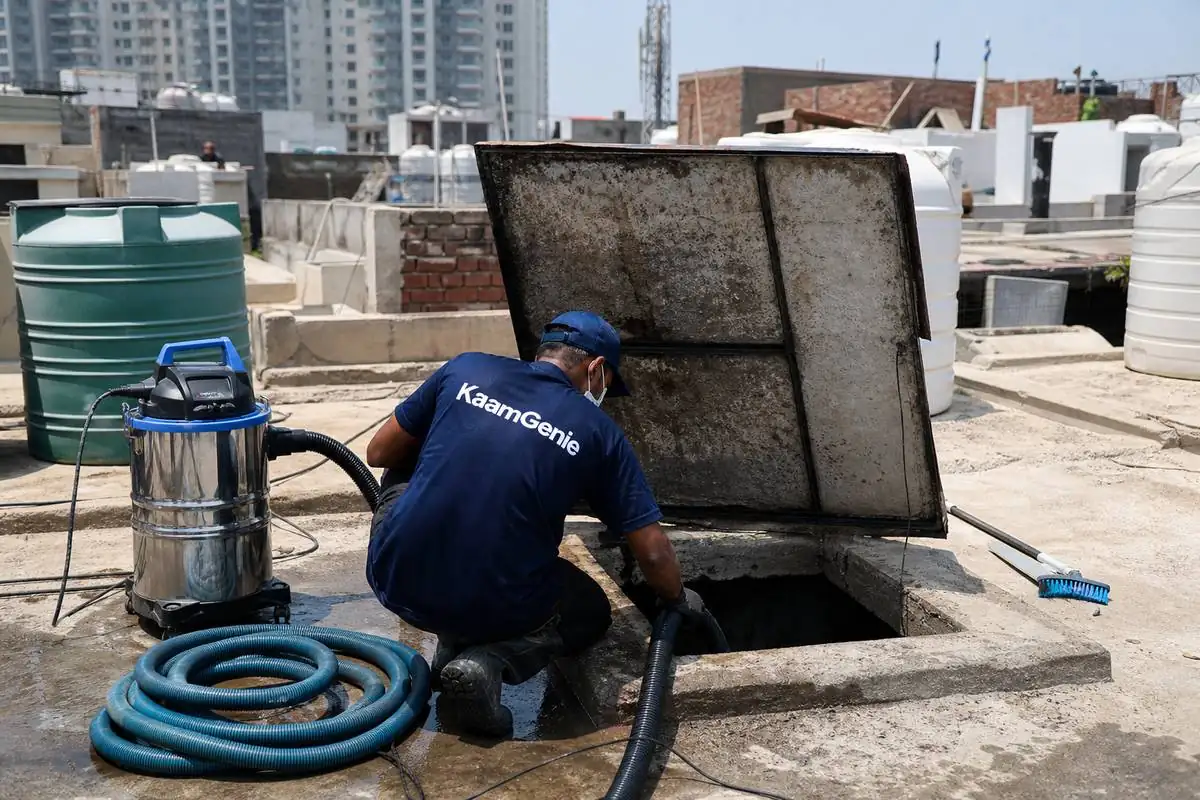 KaamGenie crew cleaning a underground sump in Pooth Kalan, Delhi