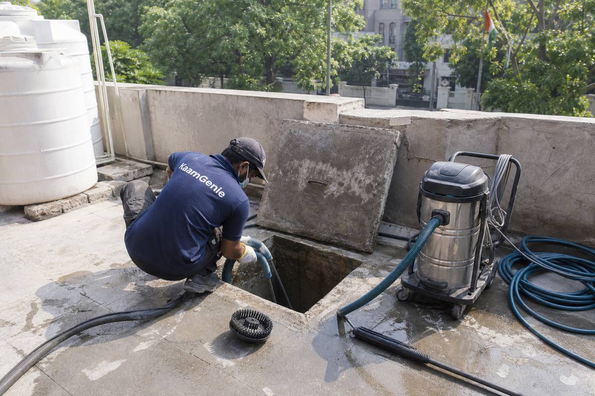 KaamGenie crew cleaning a underground sump in Preet Vihar, Delhi