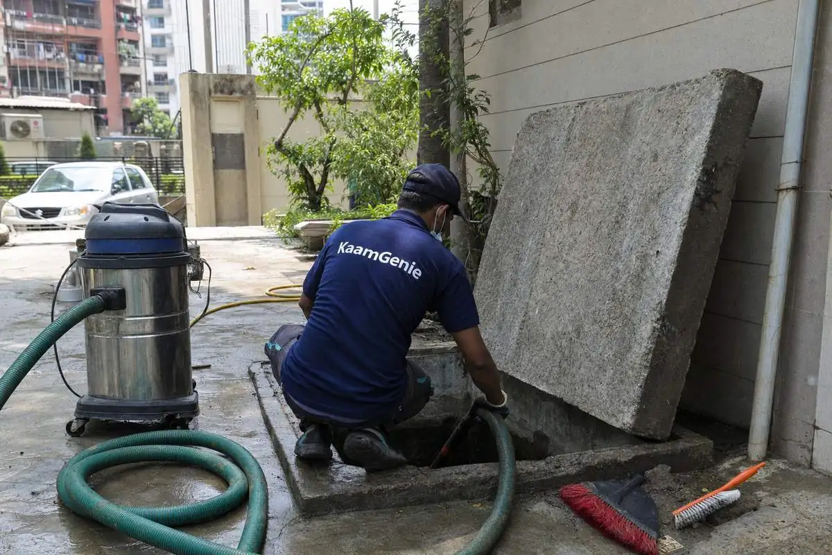 KaamGenie crew cleaning a underground sump in Pul Pahladpur, Delhi