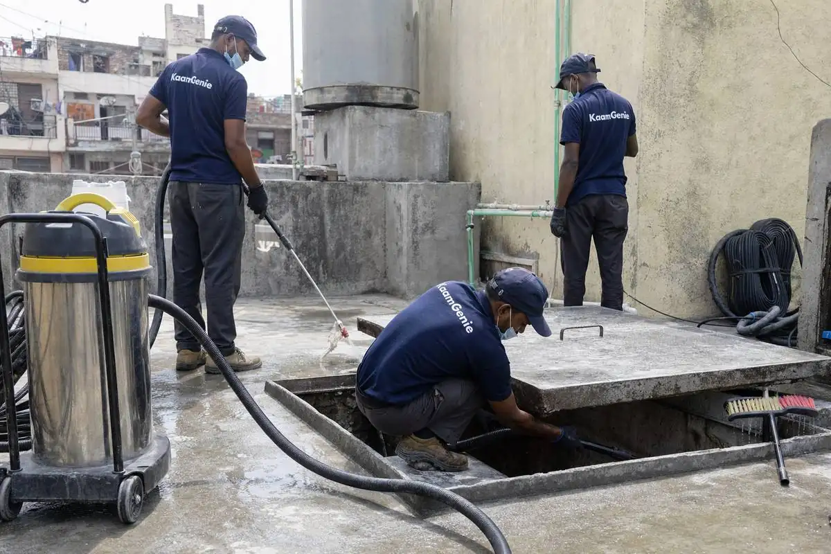 KaamGenie crew cleaning a underground sump in Pul Prahladpur, Delhi