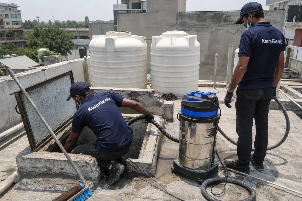 KaamGenie crew cleaning a underground sump in Punjabi Bagh, Delhi