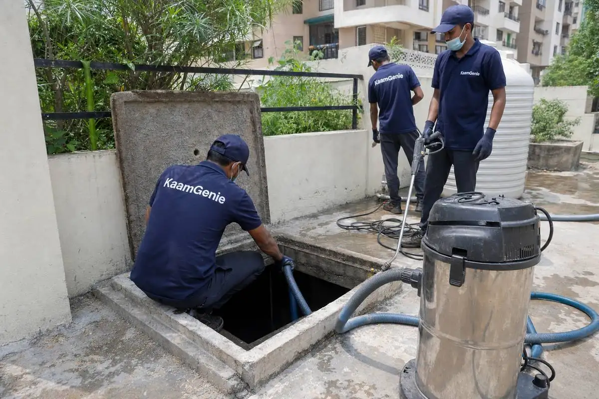 KaamGenie crew cleaning a underground sump in Pushp Vihar, Delhi