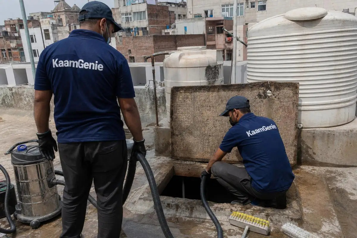 KaamGenie crew cleaning a underground sump in Rajgarh Colony, Delhi