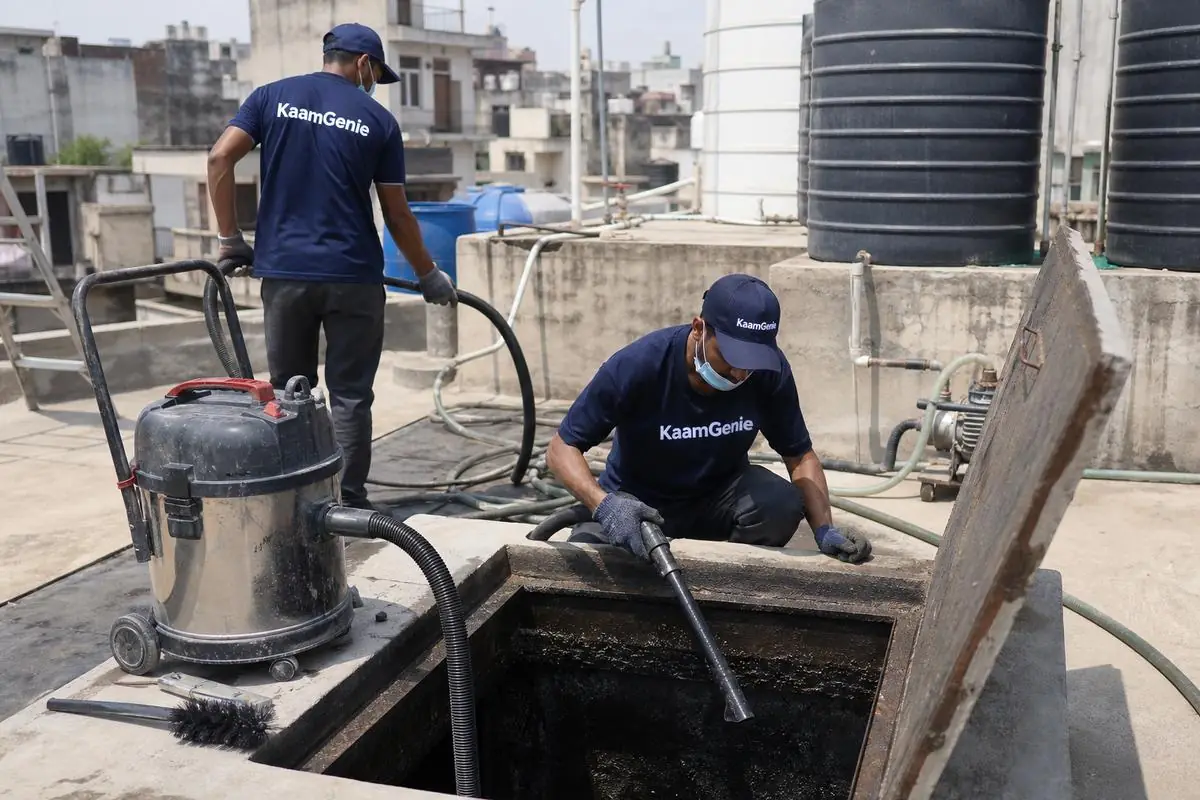 KaamGenie crew cleaning a underground sump in Rajinder Nagar, Delhi