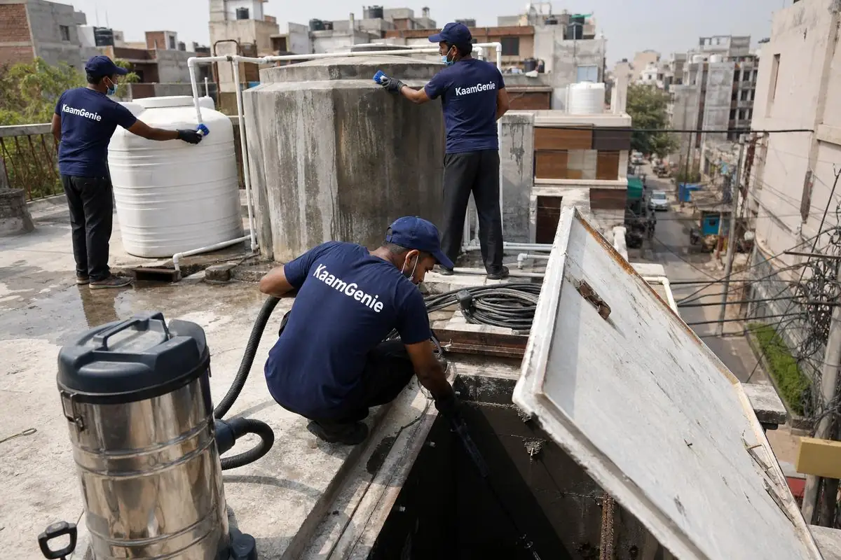 KaamGenie crew cleaning a underground sump in Ramesh Nagar, Delhi