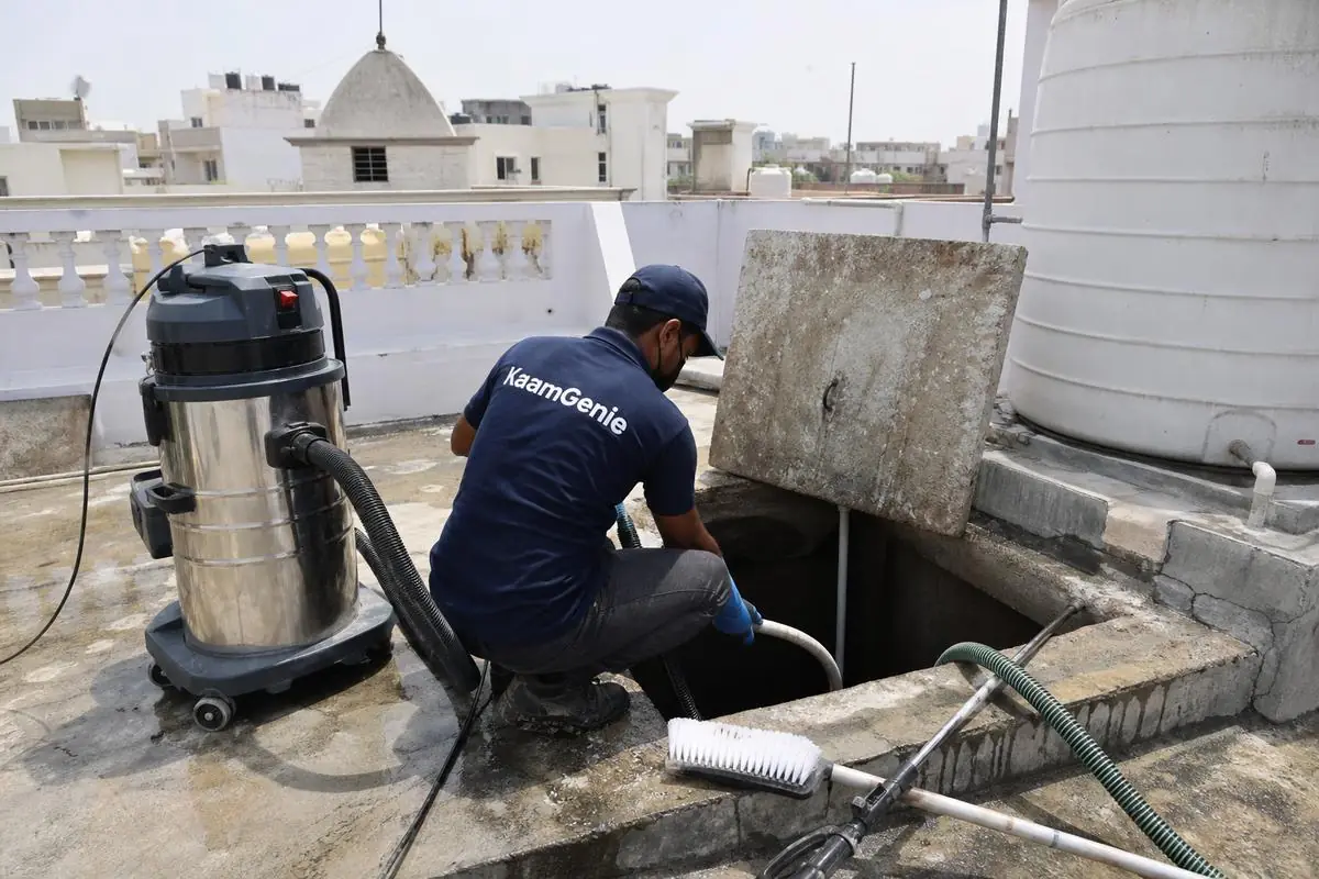 KaamGenie crew cleaning a underground sump in Ramprastha (Delhi side), Delhi