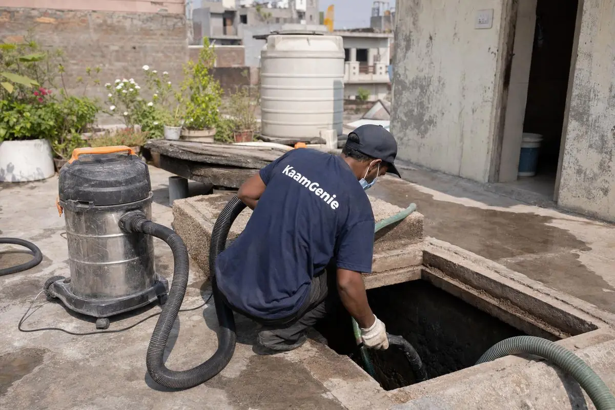KaamGenie crew cleaning a underground sump in Rangpuri, Delhi