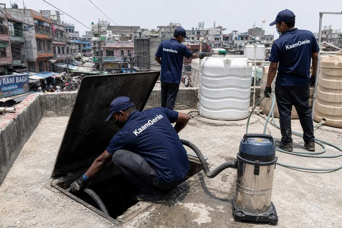 KaamGenie crew cleaning a underground sump in Rani Bagh, Delhi