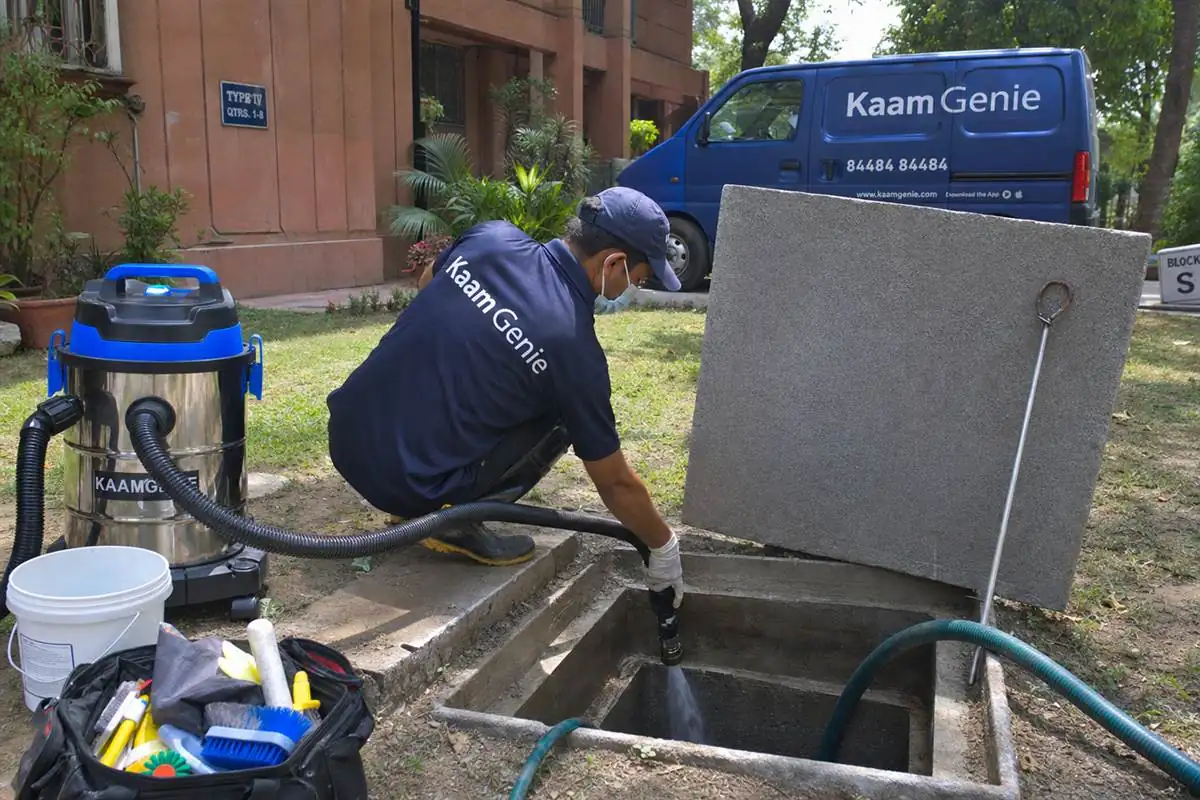 KaamGenie crew cleaning a underground sump in RK Puram, Delhi