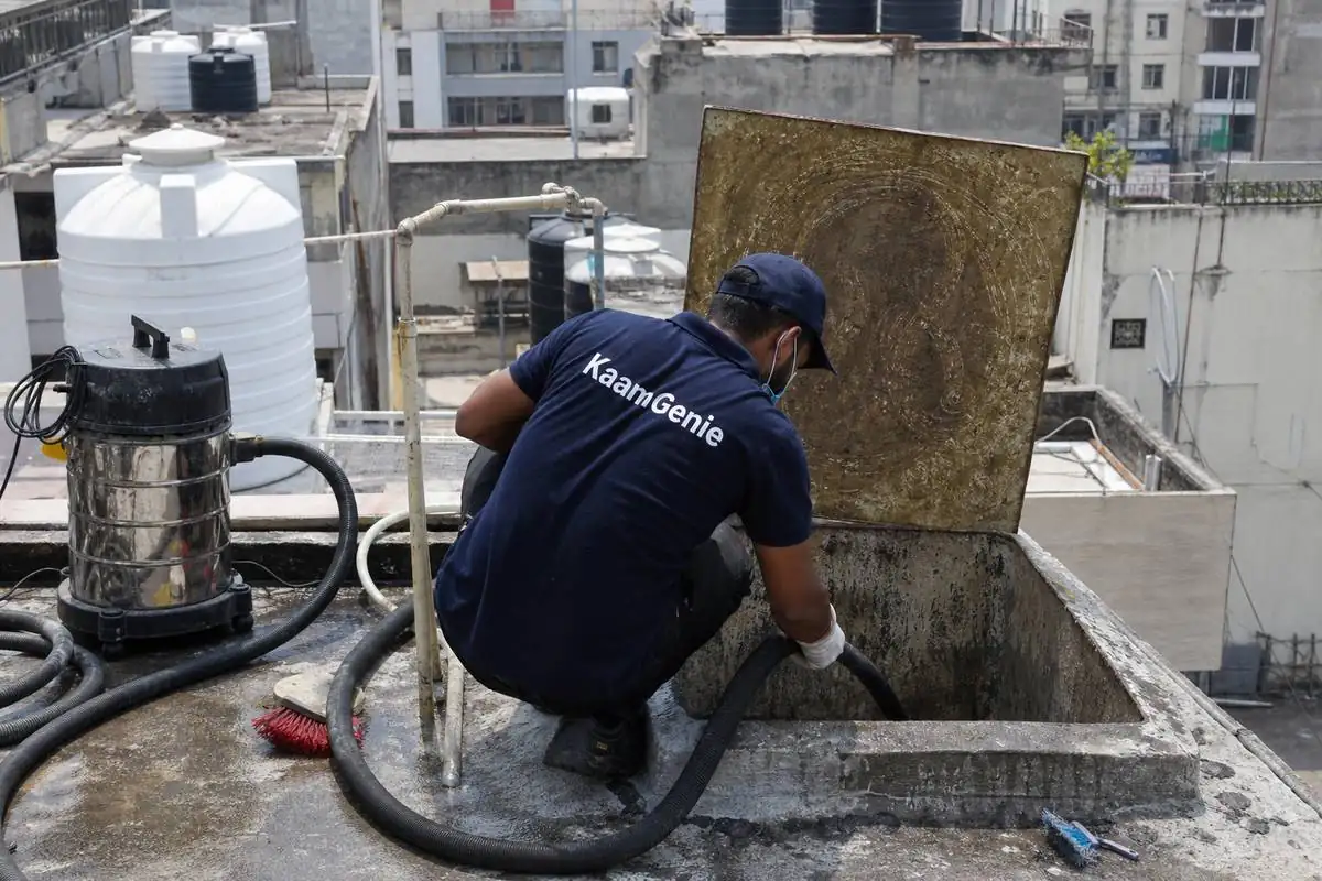 KaamGenie crew cleaning a underground sump in Roop Nagar, Delhi