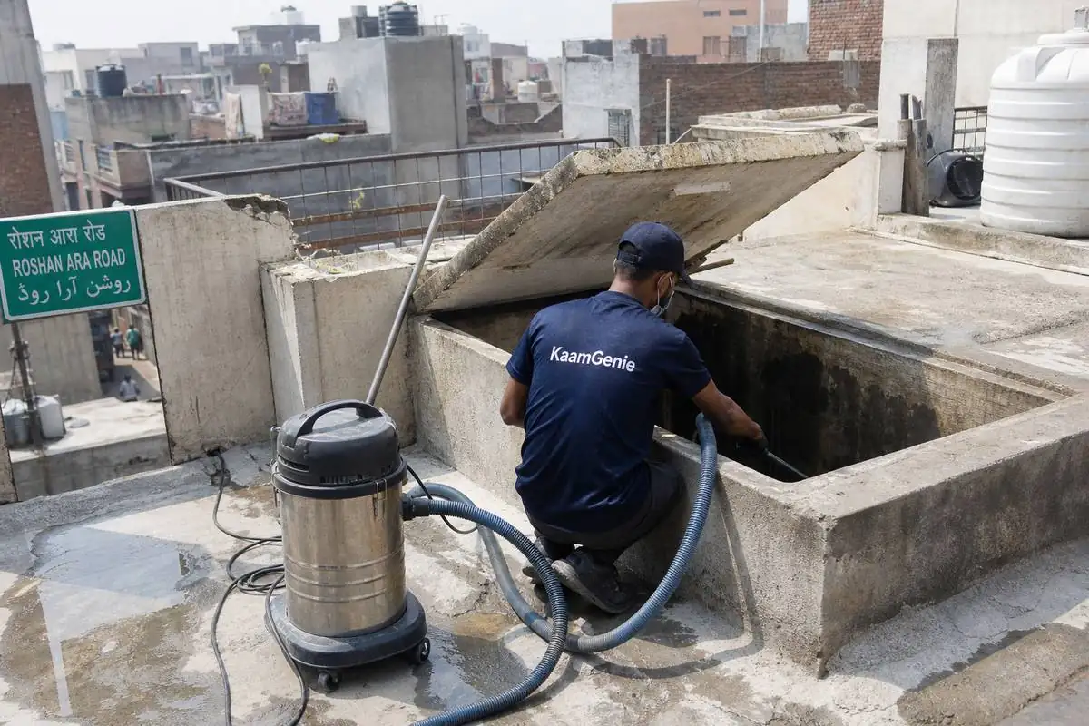 KaamGenie crew cleaning a underground sump in Roshan Ara Road, Delhi