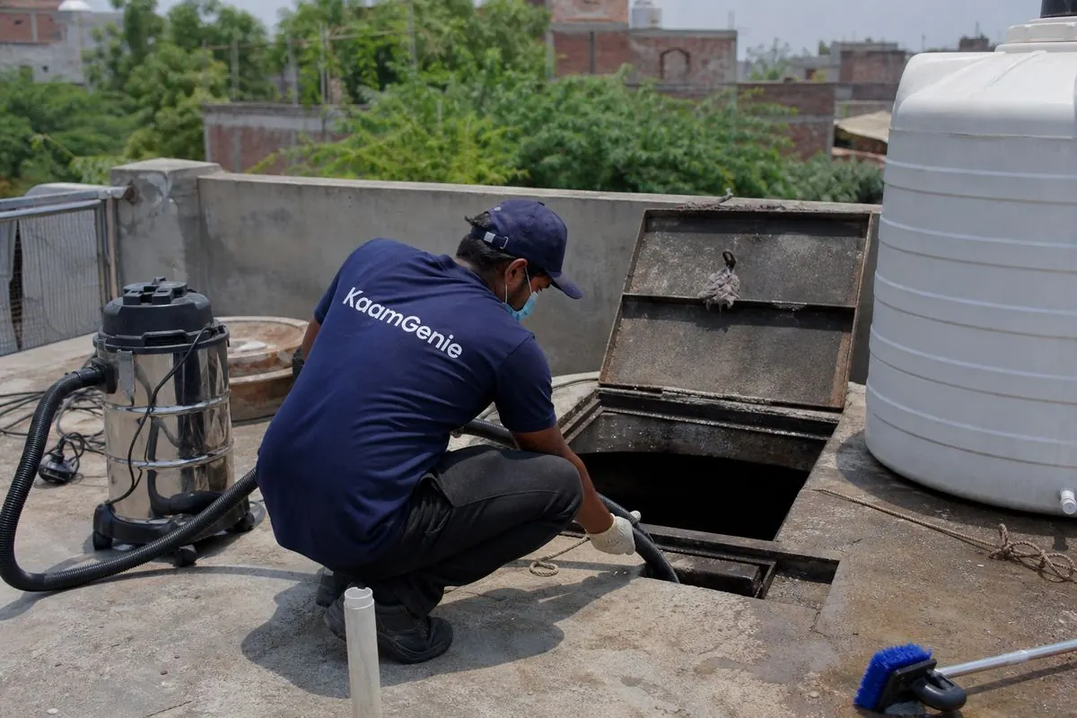 KaamGenie crew cleaning a underground sump in Sabhapur, Delhi