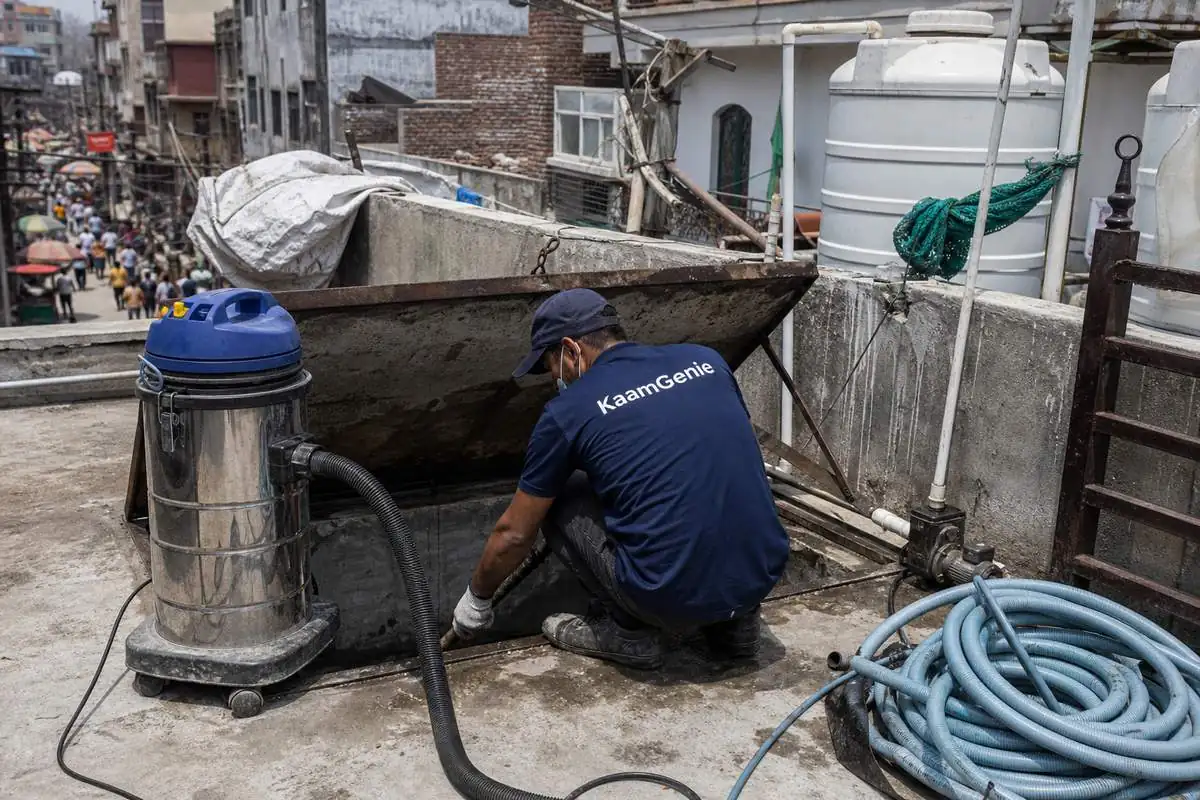 KaamGenie crew cleaning a underground sump in Sadar Bazar, Delhi