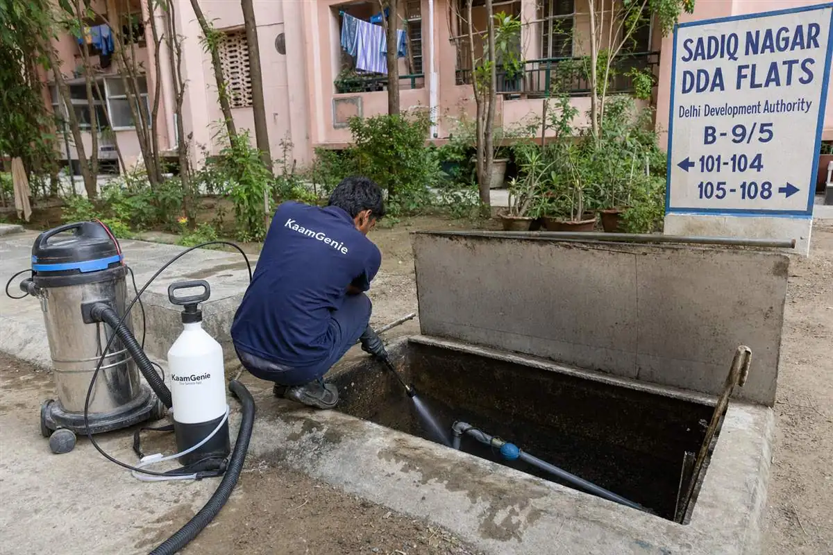 KaamGenie crew cleaning a underground sump in Sadiq Nagar, Delhi