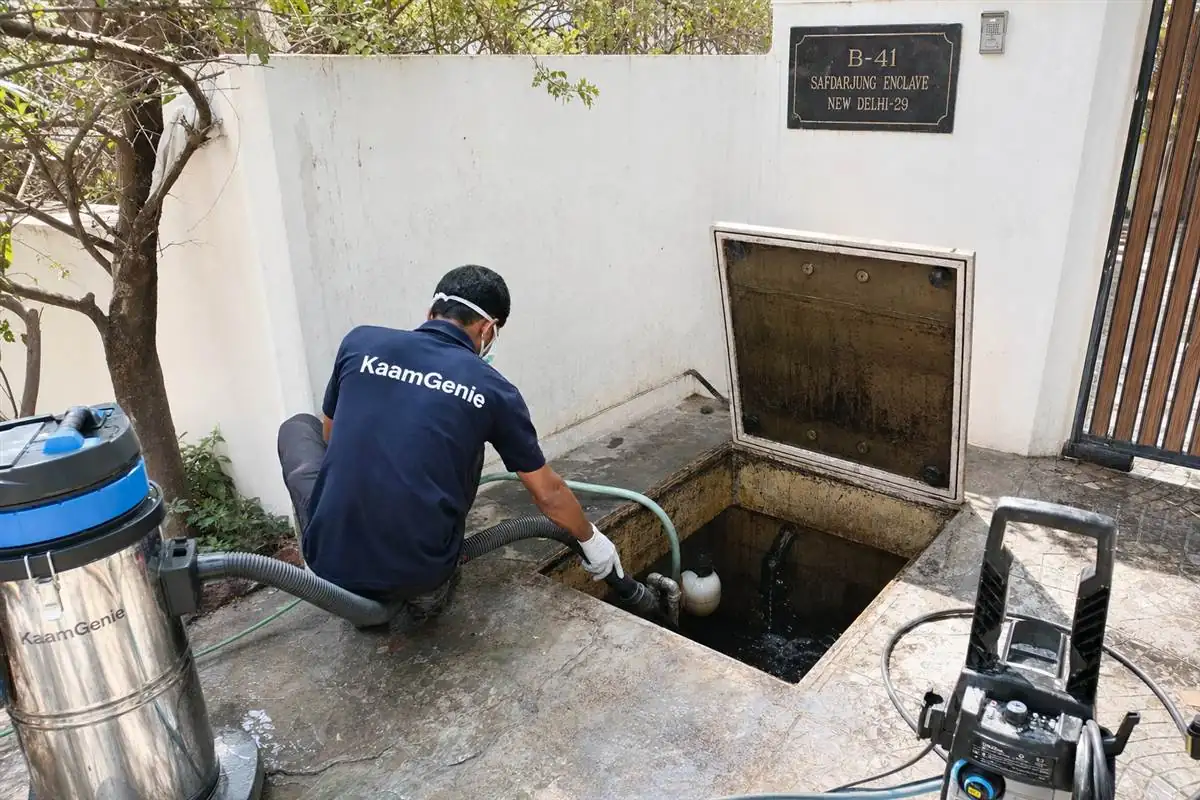 KaamGenie crew cleaning a underground sump in Safdarjung Enclave, Delhi