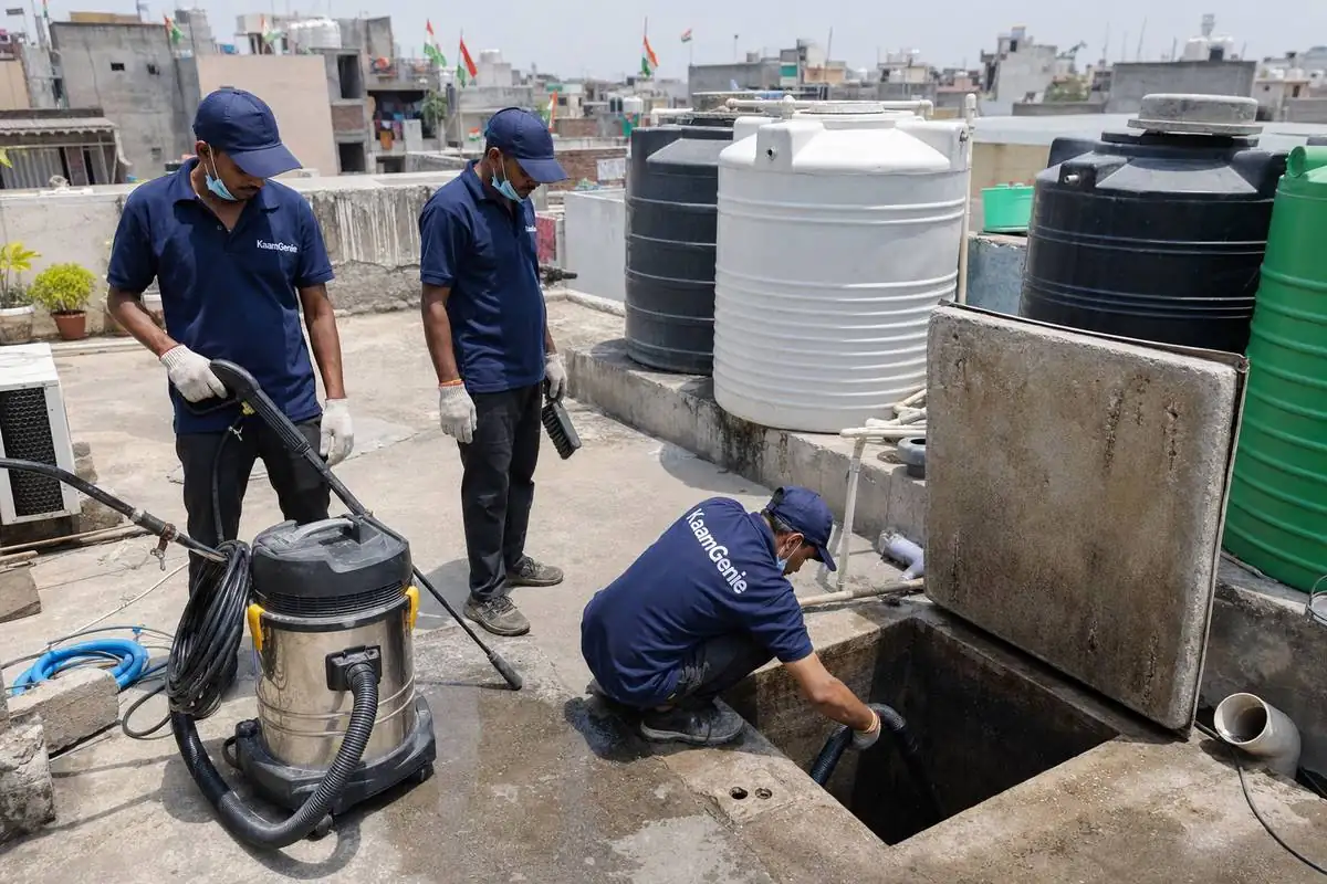 KaamGenie crew cleaning a underground sump in Sagarpur, Delhi
