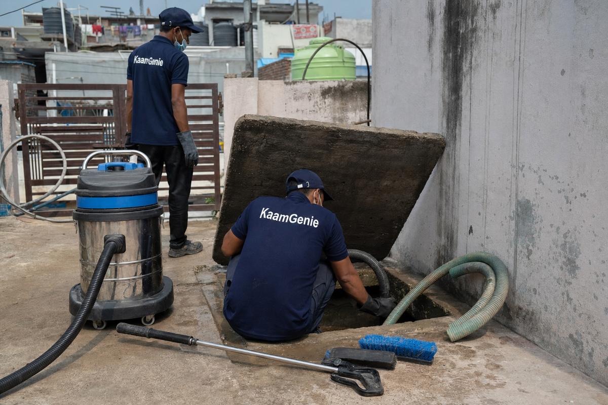 KaamGenie crew cleaning a underground sump in Saidulajab, Delhi