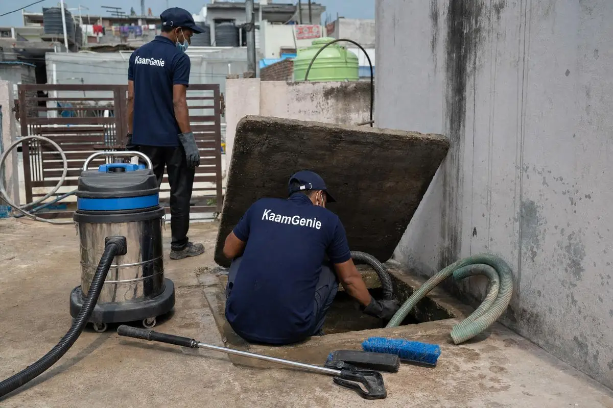 KaamGenie crew cleaning a underground sump in Saidulajab, Delhi