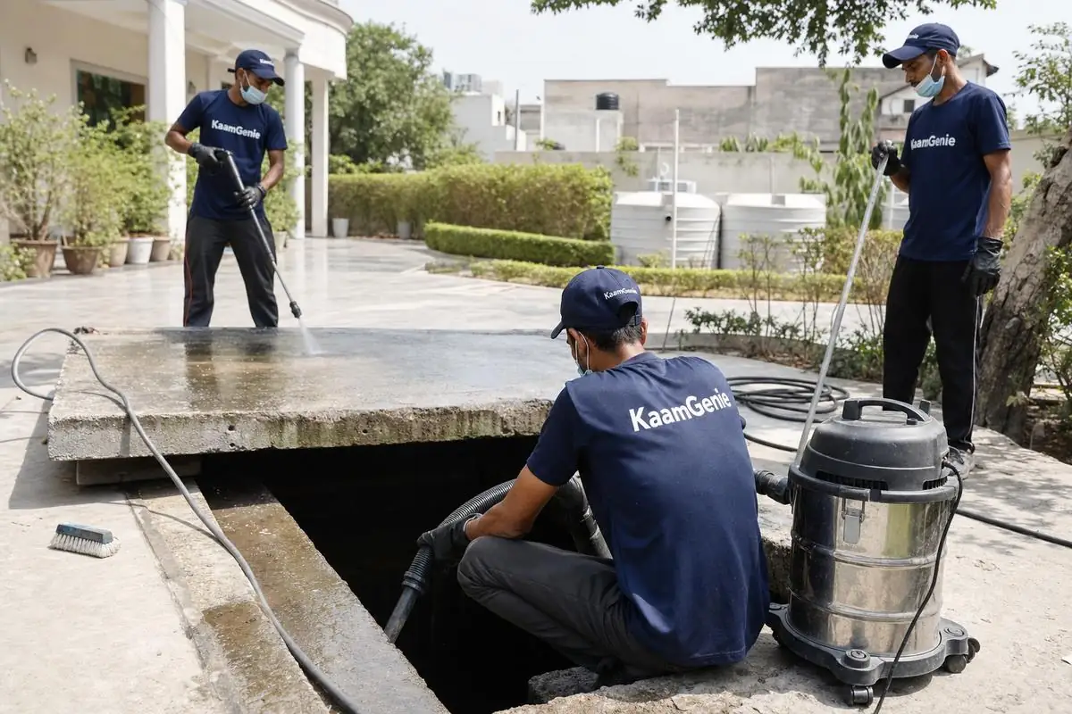 KaamGenie crew cleaning a underground sump in Sainik Farms, Delhi