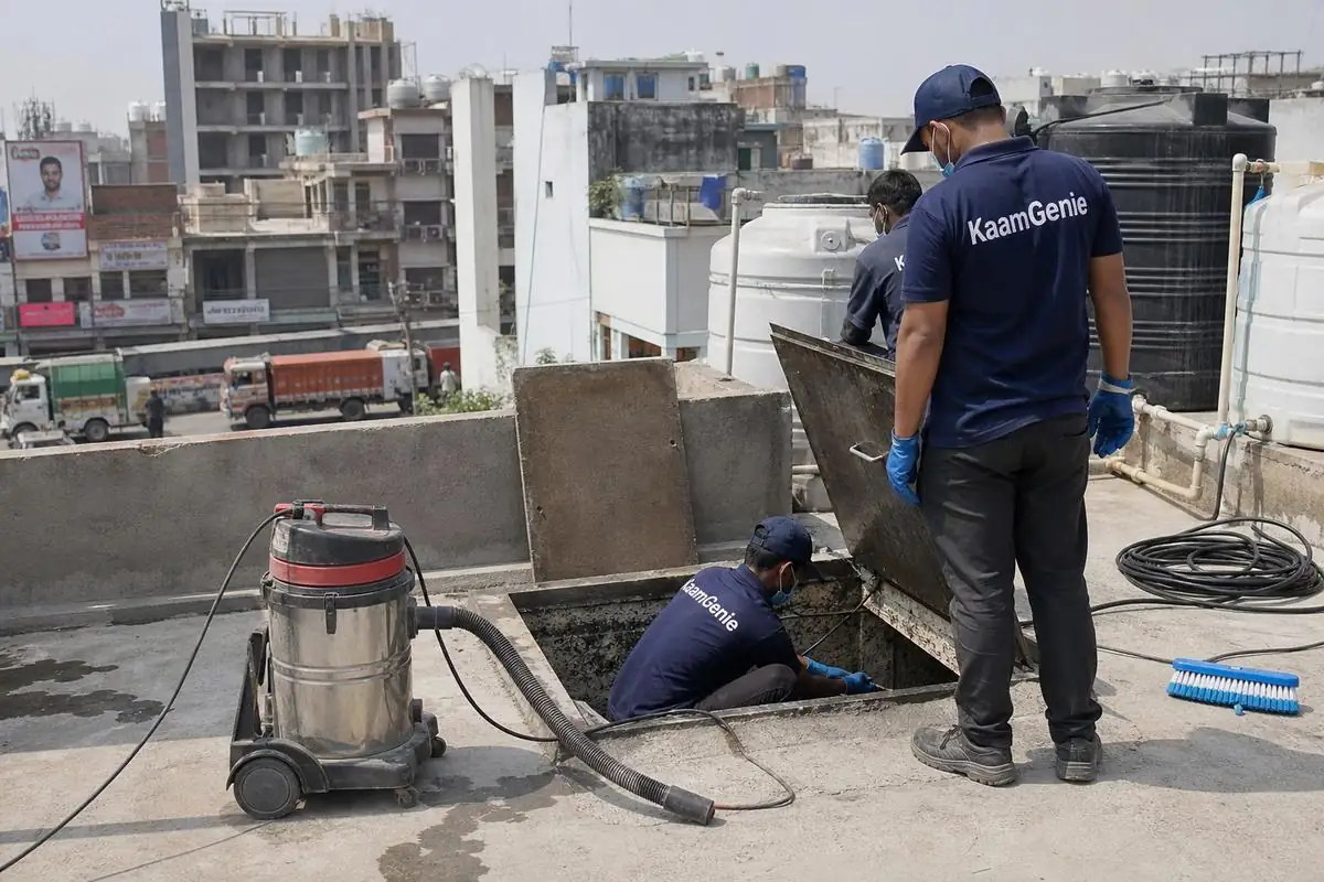 KaamGenie crew cleaning a underground sump in Samaipur, Delhi