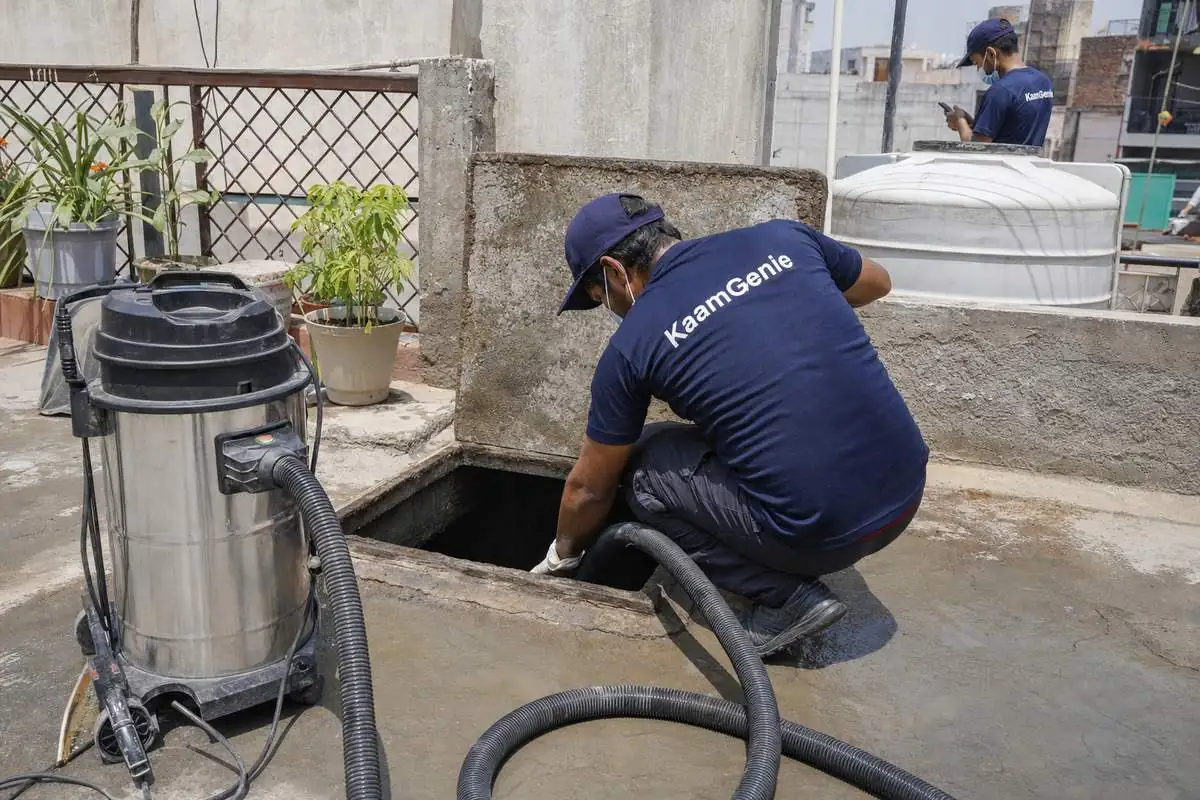 KaamGenie crew cleaning a underground sump in Sangam Vihar Extension, Delhi