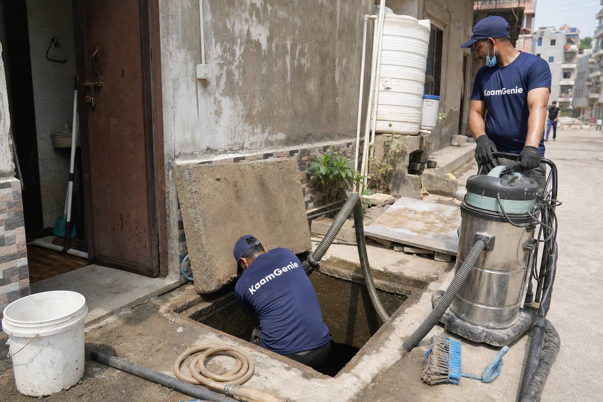 KaamGenie crew cleaning a underground sump in Sangam Vihar, Delhi
