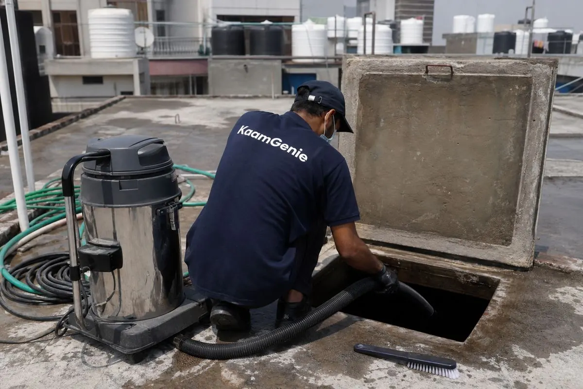 KaamGenie crew cleaning a underground sump in Sant Nagar (Burari), Delhi