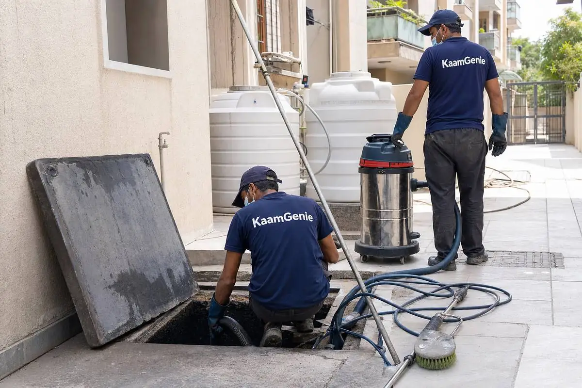 KaamGenie crew cleaning a underground sump in Sant Nagar, Delhi