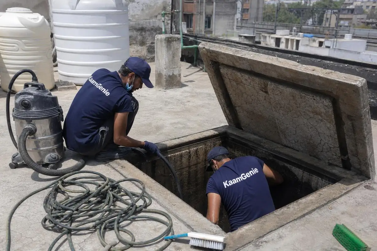 KaamGenie crew cleaning a underground sump in Sarai Rohilla, Delhi