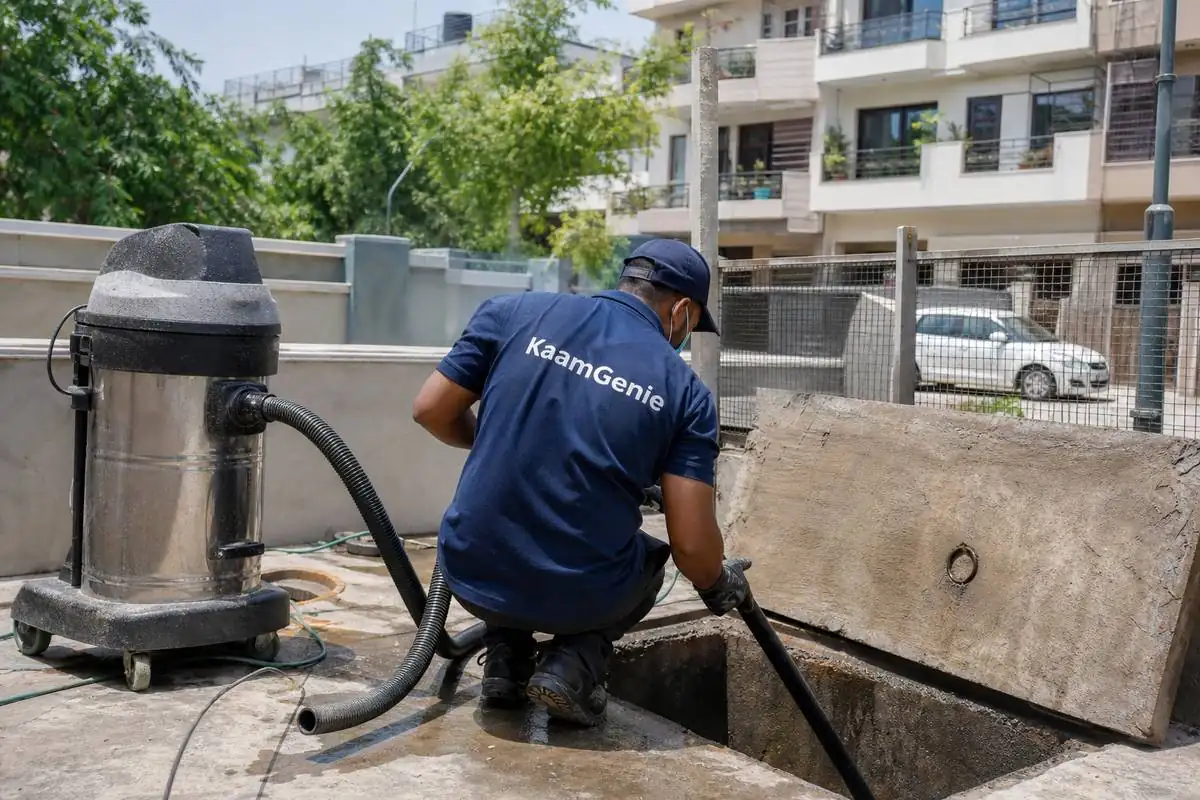 KaamGenie crew cleaning a underground sump in Saraswati Vihar, Delhi