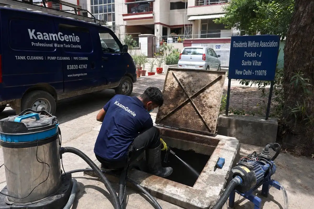 KaamGenie crew cleaning a underground sump in Sarita Vihar, Delhi