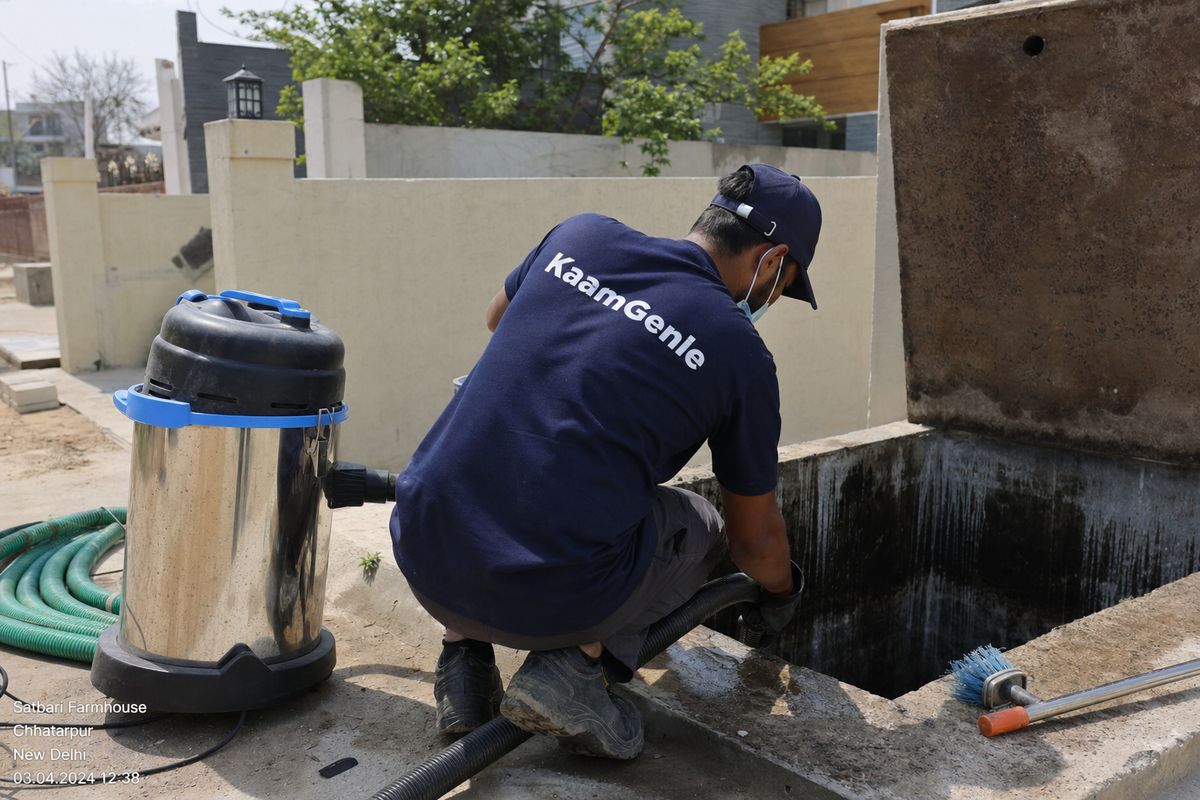 KaamGenie crew cleaning a underground sump in Satbari, Delhi