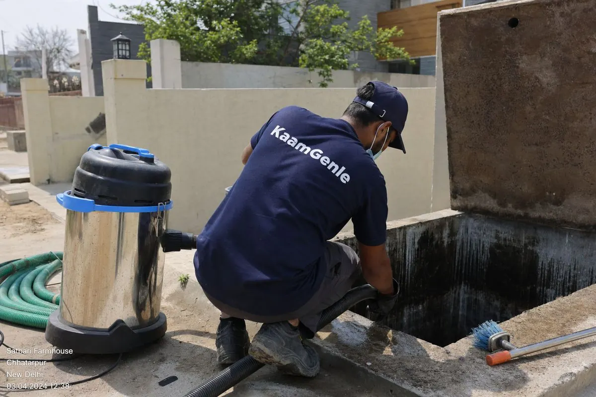 KaamGenie crew cleaning a underground sump in Satbari, Delhi