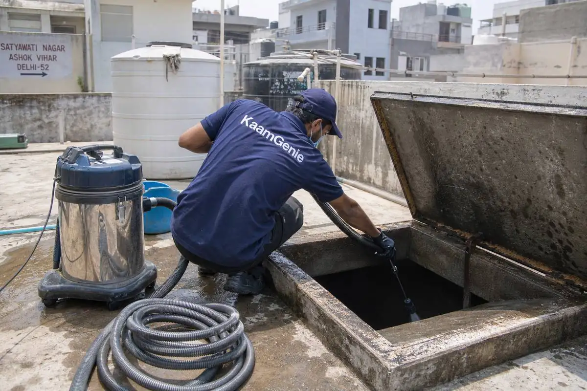 KaamGenie crew cleaning a underground sump in Satyawati Nagar, Delhi